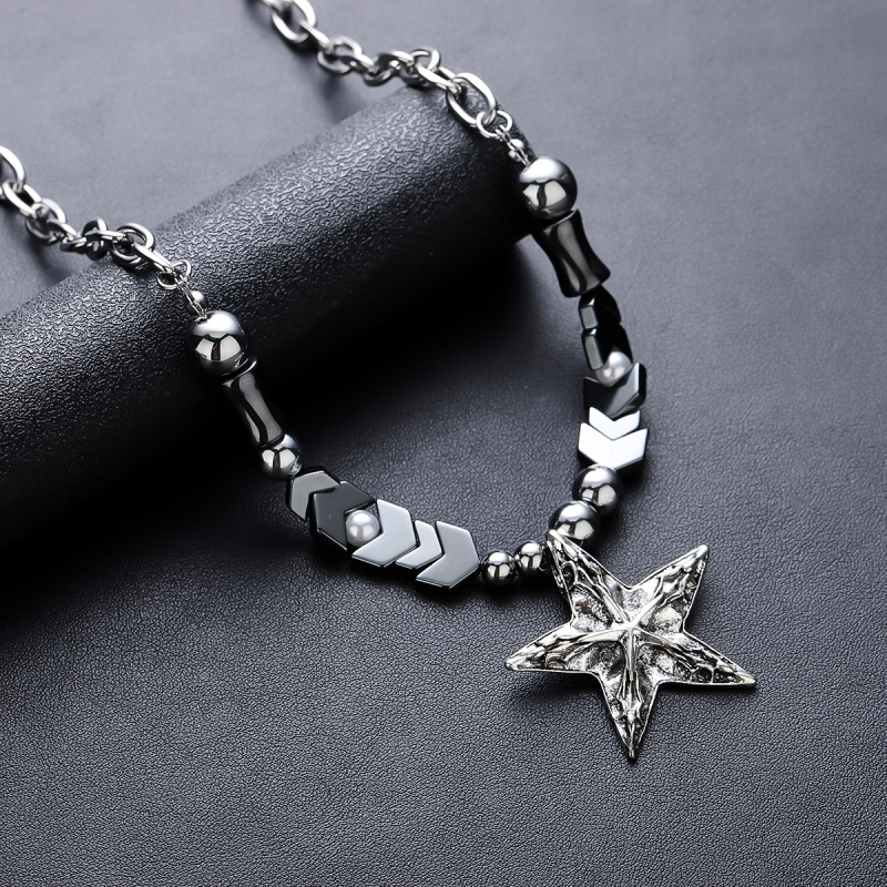 Ogrlica s petokrakom zvijezdom, titan čelik, crna kamen – punk goth stil, nišni dizajn, unisex