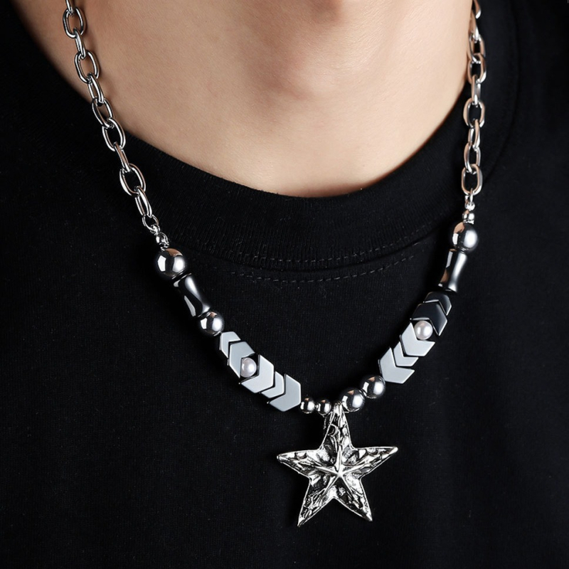 Ogrlica s petokrakom zvijezdom, titan čelik, crna kamen – punk goth stil, nišni dizajn, unisex