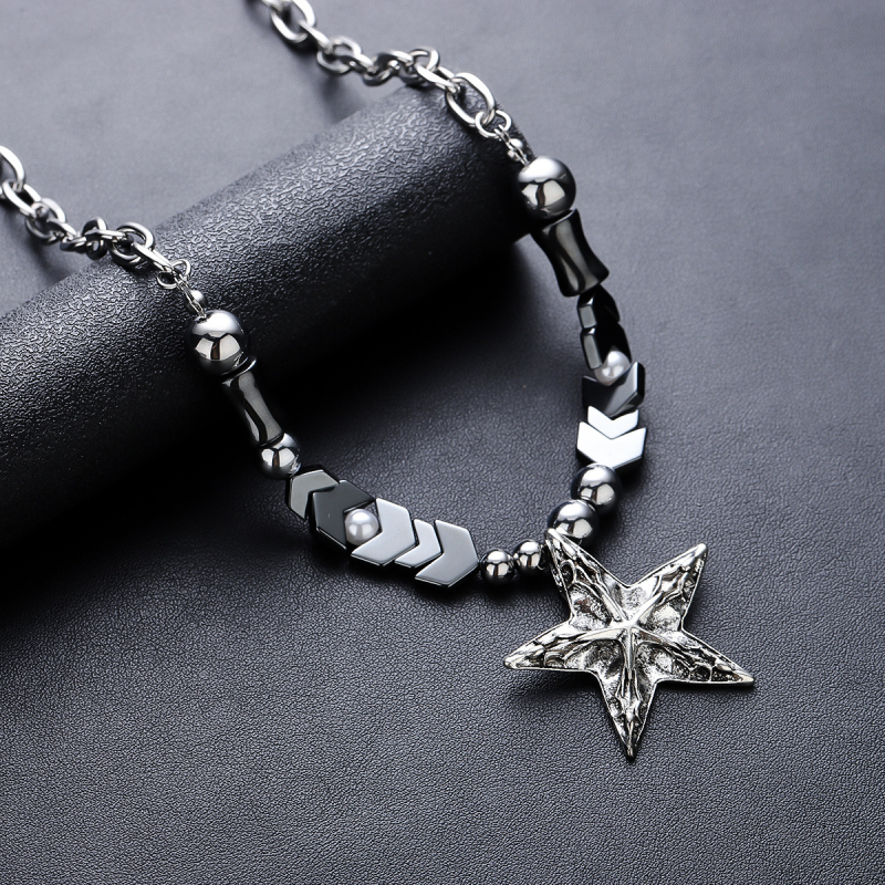 Ogrlica s petokrakom zvijezdom, titan čelik, crna kamen – punk goth stil, nišni dizajn, unisex
