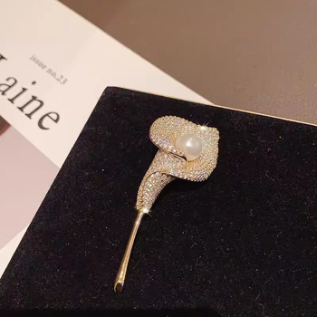Broš s Calla Lily, luksuzan dodatak za elegantno sako