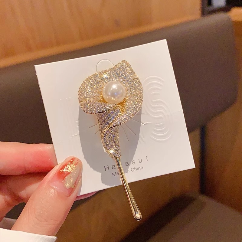 Broš s Calla Lily, luksuzan dodatak za elegantno sako