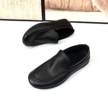 Férfiaknak felsőréteg bőrből készült elegáns mindennapi cipő, fekete, puha talppal, sokoldalú tavaszi stílus