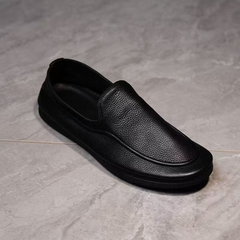 Férfiaknak felsőréteg bőrből készült elegáns mindennapi cipő, fekete, puha talppal, sokoldalú tavaszi stílus