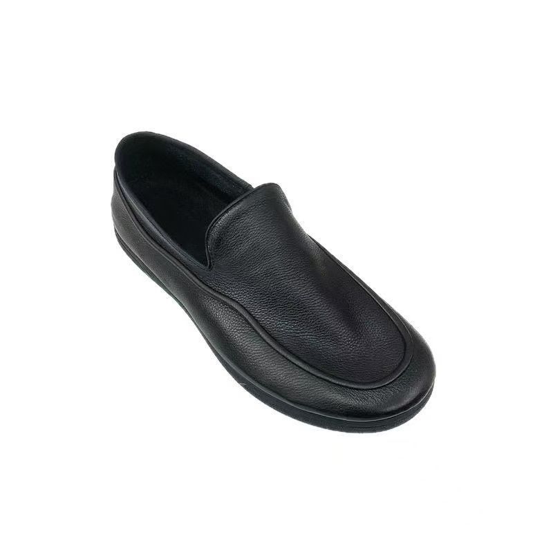 Férfiaknak felsőréteg bőrből készült elegáns mindennapi cipő, fekete, puha talppal, sokoldalú tavaszi stílus