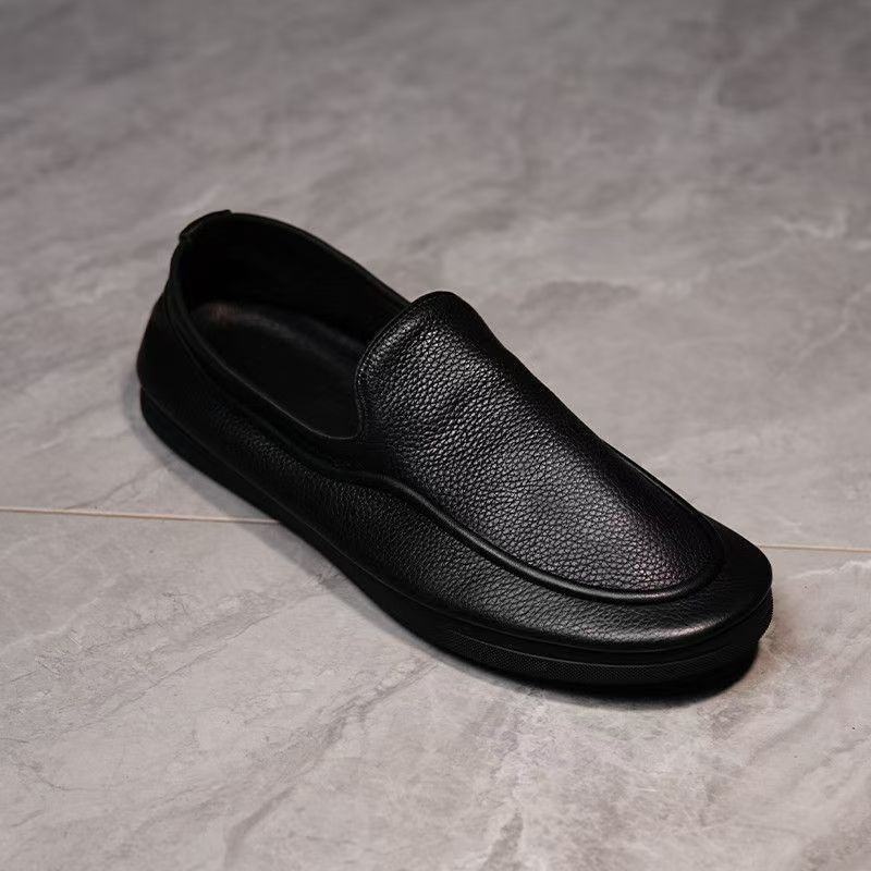 Férfiaknak felsőréteg bőrből készült elegáns mindennapi cipő, fekete, puha talppal, sokoldalú tavaszi stílus