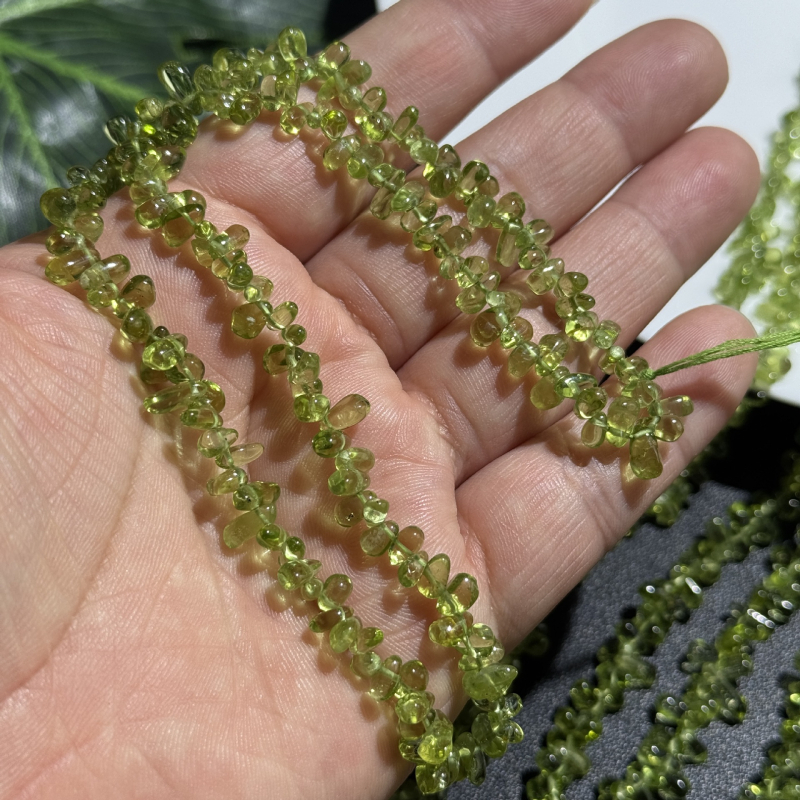 7 mm természetes peridot szabálytalan csepp alakú kristály gyöngy DIY karkötőkhöz és nyakláncokhoz