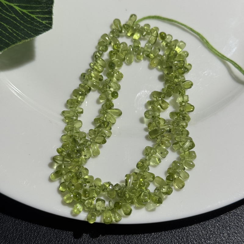 7 mm természetes peridot szabálytalan csepp alakú kristály gyöngy DIY karkötőkhöz és nyakláncokhoz