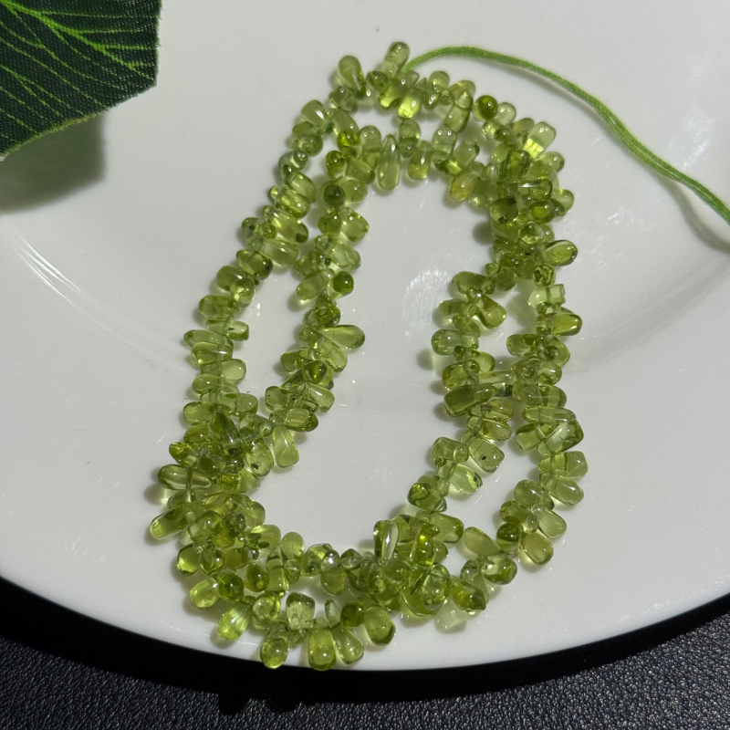7 mm természetes peridot szabálytalan csepp alakú kristály gyöngy DIY karkötőkhöz és nyakláncokhoz