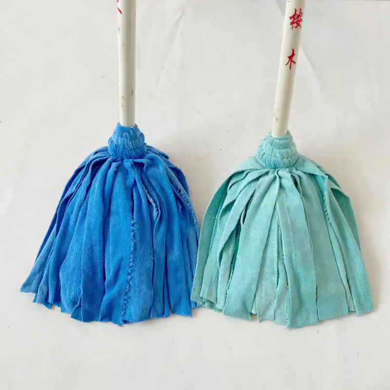 Starinski mop s drvenom drškom i okruglom glavom od coral fleece