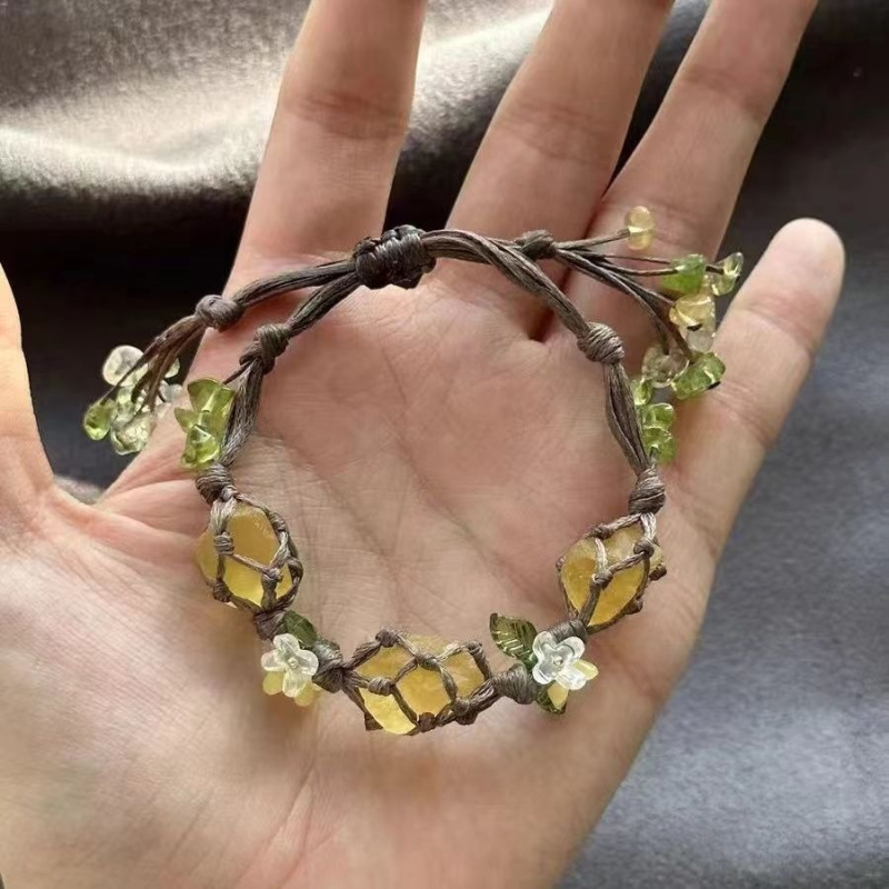 Makrame narukvica sa žutim kristalom i fluoritom, cvjetni detalji, unisex
