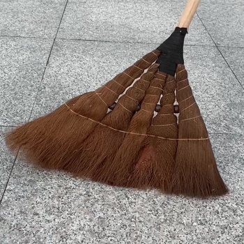 Ručna metla od vlakana palme s drškom od drveta, tradicionalna duga drška za dvorište i radionicu.