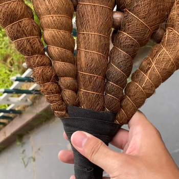 Ručna metla od vlakana palme s drškom od drveta, tradicionalna duga drška za dvorište i radionicu.