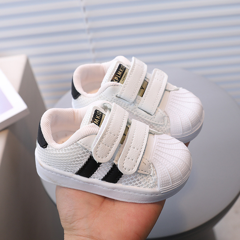 Gyerekeknek készült fehér hálós sportcipő Velcro-záródással, lélegző nyári cipő