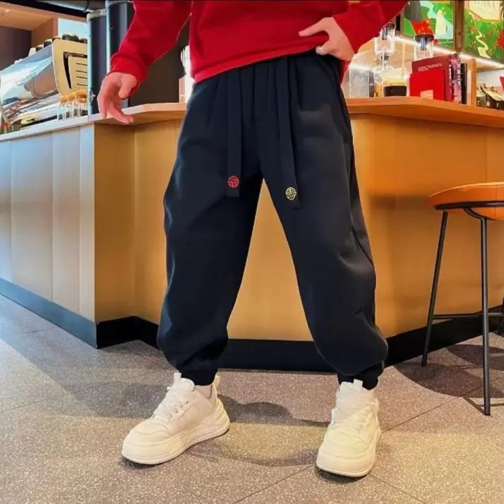 Férfi téli sportos-casual nadrág fleece-béléssel, állítható húzózsinórral és keskeny mandzsettával