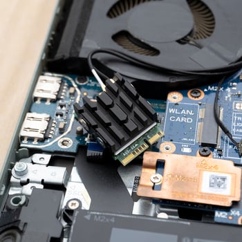 M.2 NVMe SSD hűtőbordával, 2230 formátum, alumínium ház, szilikon alapú hővezető paszta mellékelve