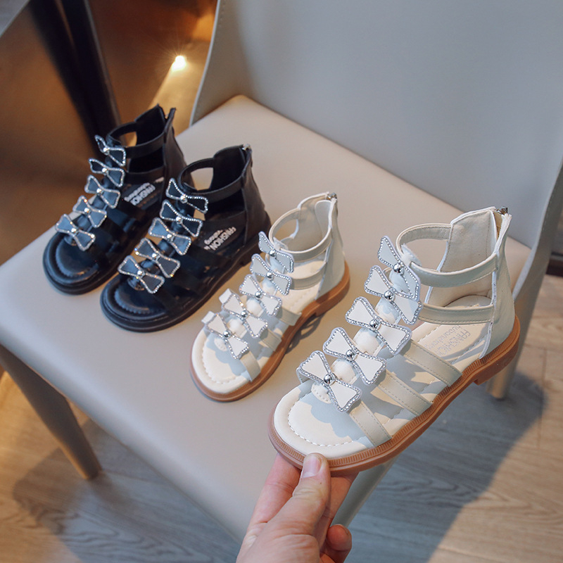 Kislányoknak szóló koreai stílusú római szandál, kivágott mintával és masnival
