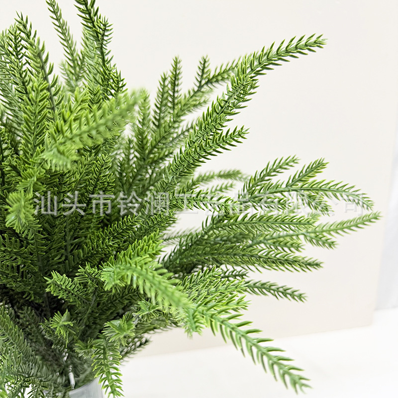 Lažne zelene grane Norfolk Island Pine – dekoracije za vjenčanja, vanjske prostore, rekvizite za fotografije i kućnu dekoraciju; duljina 47 cm, jedna grana.