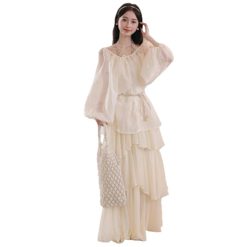 Francuski inspiriran retro elegantan dvodijelni set: široka bluza s izrezima i V izrezom, halterneck, vizualno sužavanje struka; suknja s naramenicama