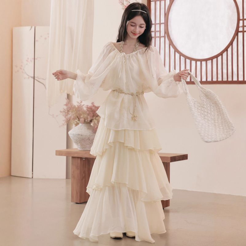 Francuski inspiriran retro elegantan dvodijelni set: široka bluza s izrezima i V izrezom, halterneck, vizualno sužavanje struka; suknja s naramenicama