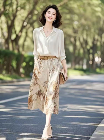Koreai stílusú, laza két részes kosztüm szoknyával és inggel tavasz–őszre, mindennapi elegancia