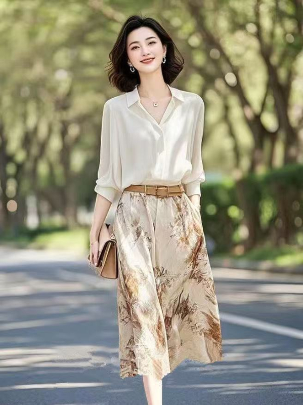 Koreai stílusú, laza két részes kosztüm szoknyával és inggel tavasz–őszre, mindennapi elegancia