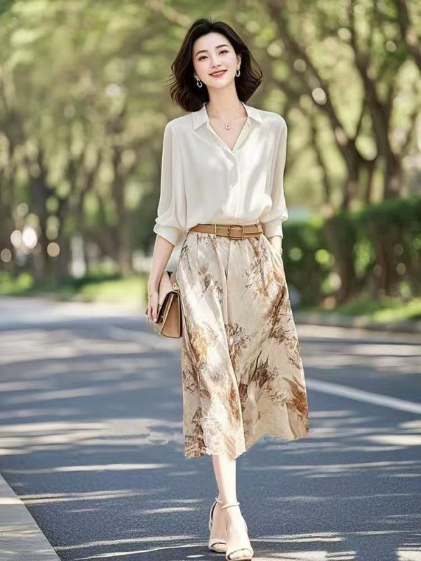 Koreai stílusú, laza két részes kosztüm szoknyával és inggel tavasz–őszre, mindennapi elegancia