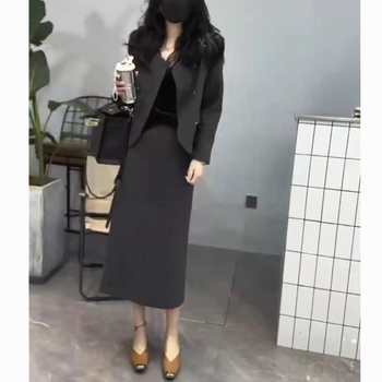 23069 Proljetni modni set: bluza s dugim rukavima i midi suknja sa stražnjim prorezom