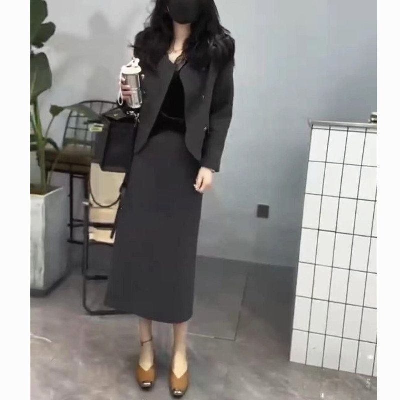 23069 Proljetni modni set: bluza s dugim rukavima i midi suknja sa stražnjim prorezom