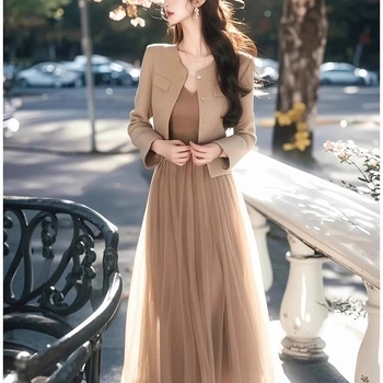 Jesenji komplet: khaki kostim s mrežastom suknjom, elegantan luksuzan stil