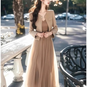 Jesenji komplet: khaki kostim s mrežastom suknjom, elegantan luksuzan stil