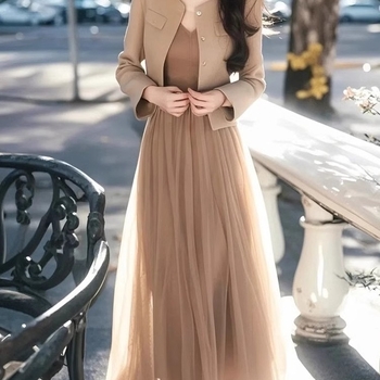 Jesenji komplet: khaki kostim s mrežastom suknjom, elegantan luksuzan stil