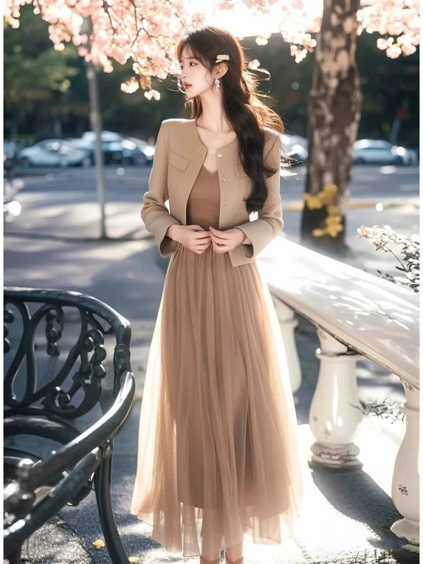 Jesenji komplet: khaki kostim s mrežastom suknjom, elegantan luksuzan stil