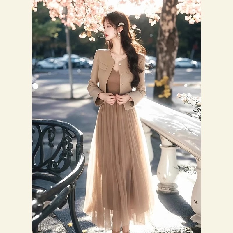 Jesenji komplet: khaki kostim s mrežastom suknjom, elegantan luksuzan stil
