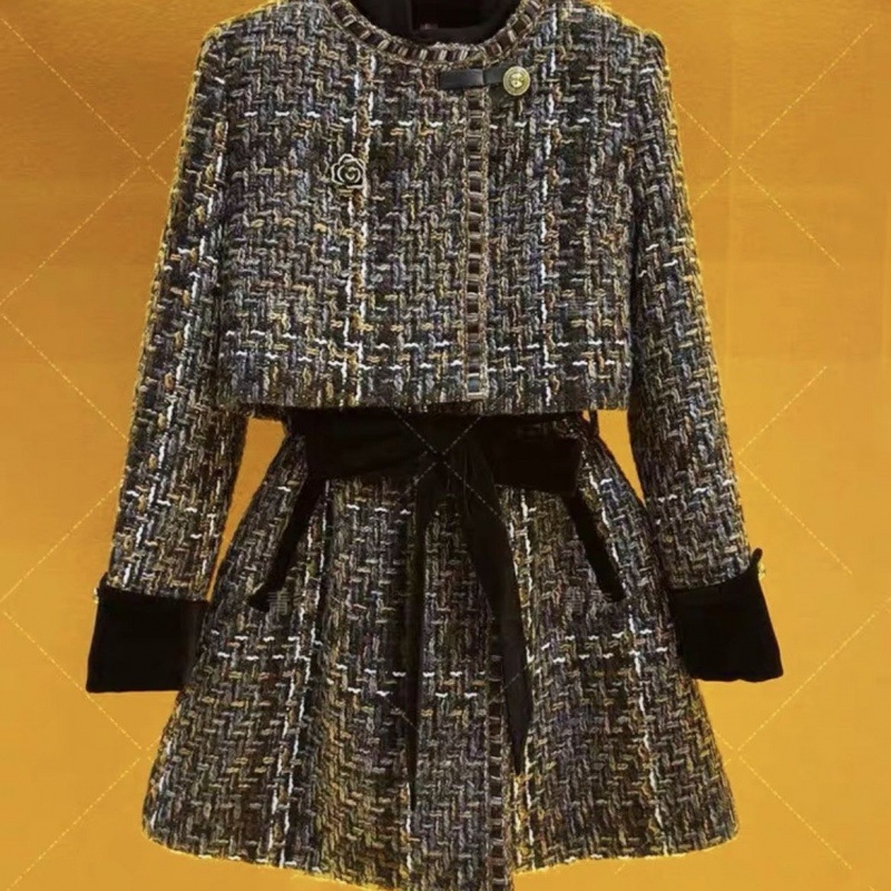Chanel inspiriran dvodjelni komplet: kaput i haljina, jesensko-zimska 2024, elegantan i vitka silueta