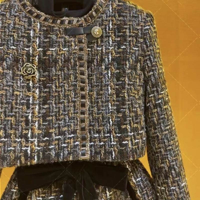 Chanel inspiriran dvodjelni komplet: kaput i haljina, jesensko-zimska 2024, elegantan i vitka silueta