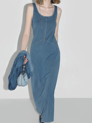 Denim kötött pántos ruha, hosszú, ujjatlan, magas derekú, U-nyakú, vintage stílus, nyár 2026.