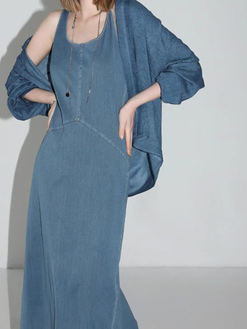 Denim kötött pántos ruha, hosszú, ujjatlan, magas derekú, U-nyakú, vintage stílus, nyár 2026.