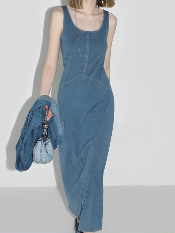 Denim kötött pántos ruha, hosszú, ujjatlan, magas derekú, U-nyakú, vintage stílus, nyár 2026.