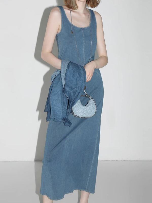 Denim kötött pántos ruha, hosszú, ujjatlan, magas derekú, U-nyakú, vintage stílus, nyár 2026.