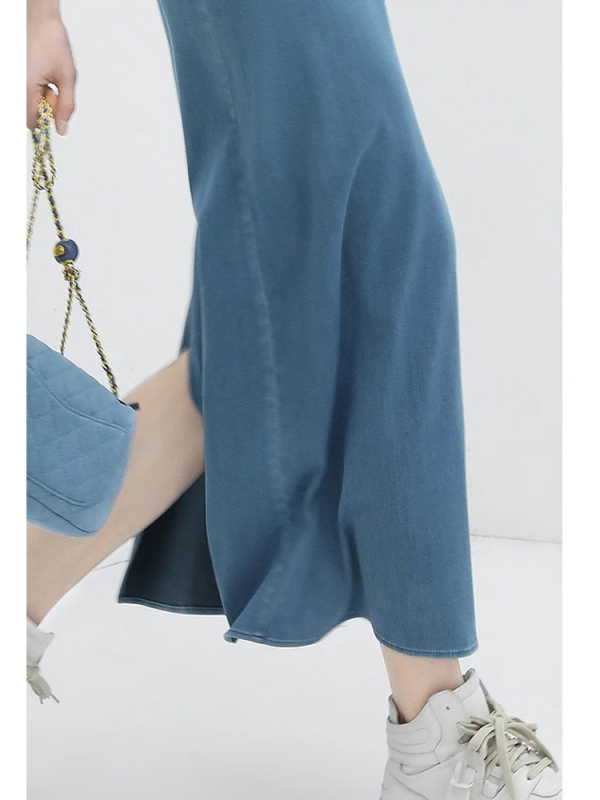 Denim kötött pántos ruha, hosszú, ujjatlan, magas derekú, U-nyakú, vintage stílus, nyár 2026.