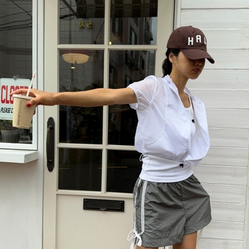 Ženska lagana prozračna jakna sa stojećim ovratnikom, kratkim rukavima, najlonski materijal, casual sportski stil, jakna s visokim strukom