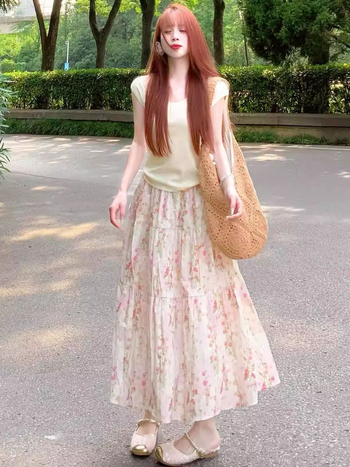 Ružičasta cvjetna midi suknja za žene, visoki struk, nježan vintage stil, široki rub, srednja duljina, za jesen i proljeće.