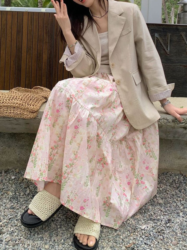 Ružičasta cvjetna midi suknja za žene, visoki struk, nježan vintage stil, široki rub, srednja duljina, za jesen i proljeće.