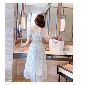 Fehér chiffon ruha karcsúsított derékkal, elegáns nőies stílus, francia tusnyomtatott minta