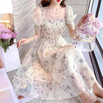 Fehér chiffon ruha karcsúsított derékkal, elegáns nőies stílus, francia tusnyomtatott minta