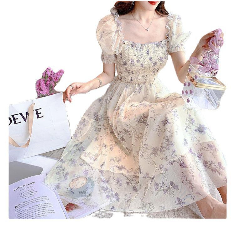 Fehér chiffon ruha karcsúsított derékkal, elegáns nőies stílus, francia tusnyomtatott minta