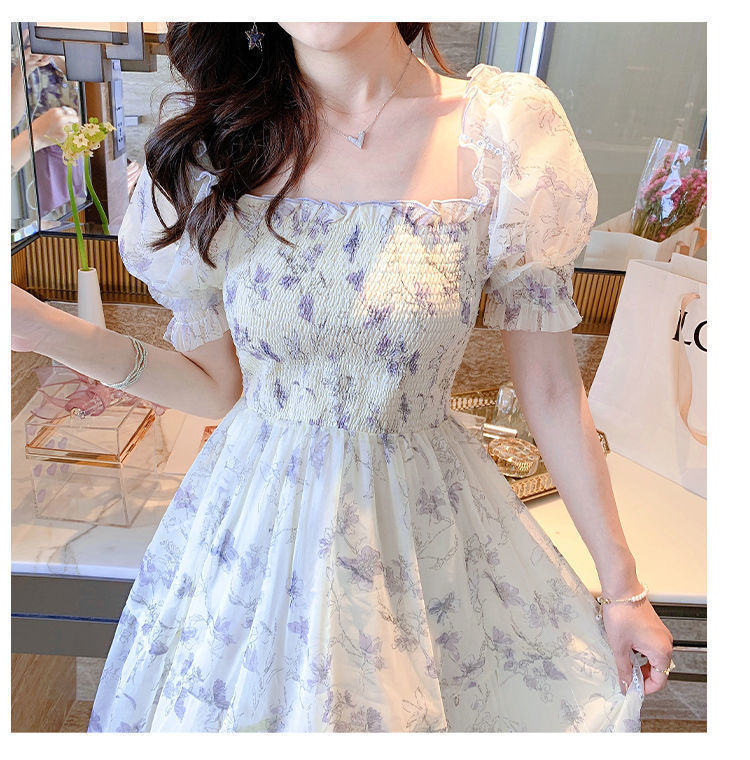 Fehér chiffon ruha karcsúsított derékkal, elegáns nőies stílus, francia tusnyomtatott minta