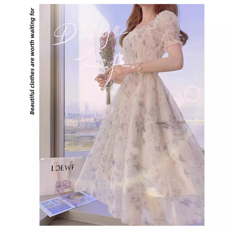 Fehér chiffon ruha karcsúsított derékkal, elegáns nőies stílus, francia tusnyomtatott minta