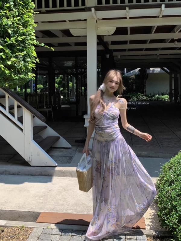 Plisirana haljina s floralnim uzorkom, otvoreni leđa, halter, mrežasti materijal, duga A-line silueta