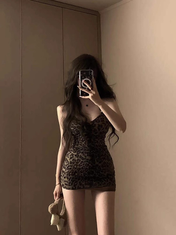Haljina s leopard uzorkom i halter vratom, bez rukava, uski kroj u struku, kratka, jesen 2025.